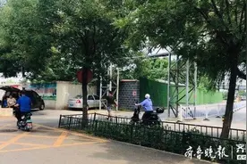 绿化带成“拦路虎”，小区居民出行得拐弯图片
