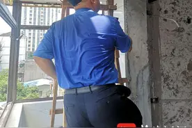 阳台顶凿开一个洞爬到楼顶盖违建，南京宁海路城管冒高温拆除图片