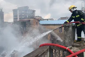 惠州一瓦房着火浓烟滚滚 消防经过2小时将大火扑灭视频封面