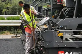 烈日、沥青、机械三重炙烤下的养护工图片