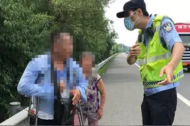 服务区上完厕所大客车不见了，两名老人步行上了高速图片