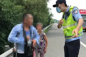 服务区上完厕所大客车不见了，两名老人步行上了高速图片