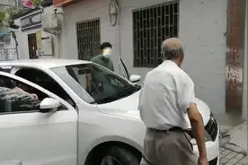 老人用石子打猫被误解成砸车 拦车讨说法被人劝走图片