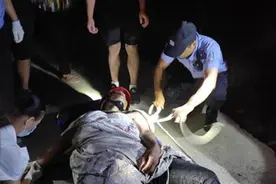 醉汉深夜坠落断崖，警民用棉被将其裹成“粽子”拉绳救出图片
