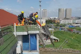 “黑格比”来袭，顶楼太阳能热水器被吹翻，挂在6楼晾衣架上摇摇欲坠……图片
