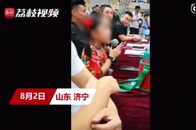 网友质疑8岁童星当歌唱比赛评委 经纪人回应：你们有她出名吗？图片