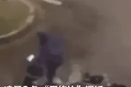 心疼！外卖小哥台风天送餐紧抱路边柱子，细节泪目…图片