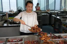 「你笑起来真好看」巫山“卤蛋西施”的公路致富经图片
