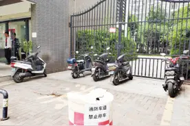 昆明部分路段：单车堵消防通道汽车停禁停区图片