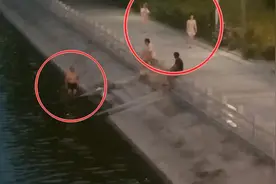 夜间景观河“大叔”扎堆泡澡 散步女子吓得慌忙择路跑过图片