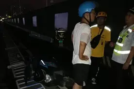 “饿了么”外卖员逆行撞上“美团”外卖员 路边隔离护栏倒了300米图片