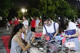 当摆地摊的老外遇见跳广场的大妈……图片
