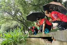 合肥蜀山区竹荫里社区：“巾帼防汛小分队”风雨中守护家园图片
