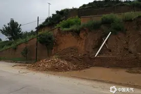 甘肃庆阳遭遇强降雨 道路塌陷围墙倒塌图片