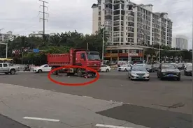 骑摩托车送母亲看脑梗与大货车相撞，母亲当场身亡视频封面