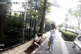 女子腹痛难忍瘫坐路边 交警暖心救助图片