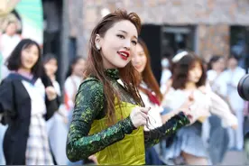 37岁金莎脱“甜”！掀刘海尝试湿发造型飒爽帅气图片