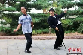 当西方哑剧遇上京剧丑角，六旬老人“还原”卓别林图片