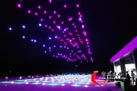 我市上演无人机表演秀图片