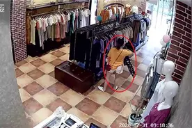 女装店频频丢衣服，一查监控：“闺蜜”干的图片