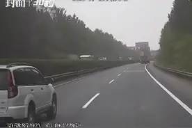 大客车强行变道惹怒轿车 轿车追上来一番“教他做人”被行拘图片