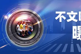 不文明交通行为曝光台 | 海口一女子骑车载人 后座没戴头盔被交警拦下图片