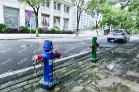 洒水车取水频频占道，其他车主担心右转压线违章，交警这样说……图片