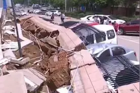 暴雨来袭围墙倒塌 肥城阳光国际小区15辆车被砸损失由谁承担？图片