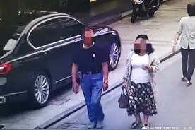 陌生女子亲昵搭讪，老汉脖上金饰被窃图片