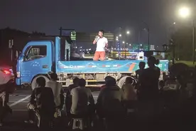 真会玩！杭州一群爱唱歌的货车司机 自己办了一场卡拉OK图片