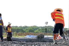 高温下的坚守丨永州零陵机场提质改造：昼夜奋战抢工期 全力以赴保进度图片