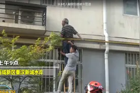 房门被锁，西咸一位老人翻窗坠楼，消防赶到时他被卡管道......图片