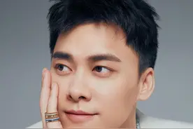 李易峰身穿白西装搭配印花衬衫 绅士十足图片