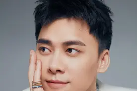 李易峰身穿白西装搭配印花衬衫 绅士十足图片