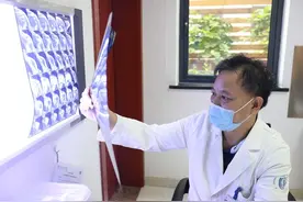 每周三天“双城生活”，一上手术台就没时间概念……这位医生坚持了8年图片