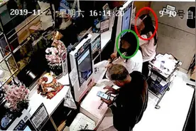 俩80后女白领连着2次在盒马鲜生“逃单”，一个扫取便宜物品一个默契装袋图片
