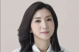 “给我出来！”韩国KBS女主持正直播 门外男子挥镐狂砸图片