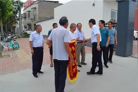 办园惠民生 群众送锦旗图片