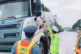 就查它！内江交警、路政在国道321线上设卡图片