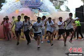 重庆欢乐谷举办梦幻毕业礼 中高考生互抛彩粉乐翻天图片