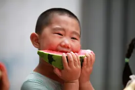 立秋将至，吃瓜小朋友清凉上线，卖萌“啃秋”图片