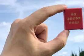 上海大学为迎新生推出校徽盲盒，集齐九种有惊喜视频封面