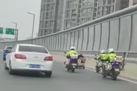 92岁老人骑三轮逆行上高架 交警吓得排成“品”字一路护送下桥视频封面