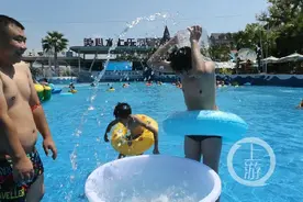 盛夏酷暑 潮生活 | 吃冰块、坐“冰桶”泳池里的别样夏天图片