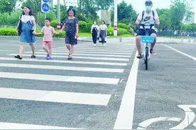 人车分流，厦门海沧6个路口斑马线增设自行车道图片