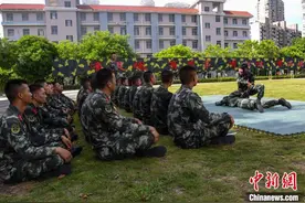 武警训练场上的“列兵教练员”：从散打冠军到全能精兵图片