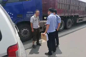 郑州男子贷款买货车，欠13万多不还，扣车图片