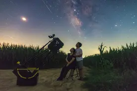 期待火流星划破黑夜的光！夏夜可追的流星雨来了，英仙座流星雨下周极大图片
