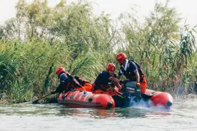 安徽巢湖蓝藻爆发，水环境告急！上海消防援皖指战员紧急协助打捞、清理图片