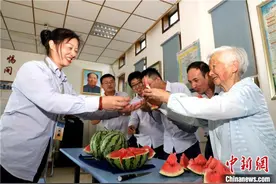 浙江90岁“西瓜奶奶”送600斤“立秋礼”：感谢照顾图片